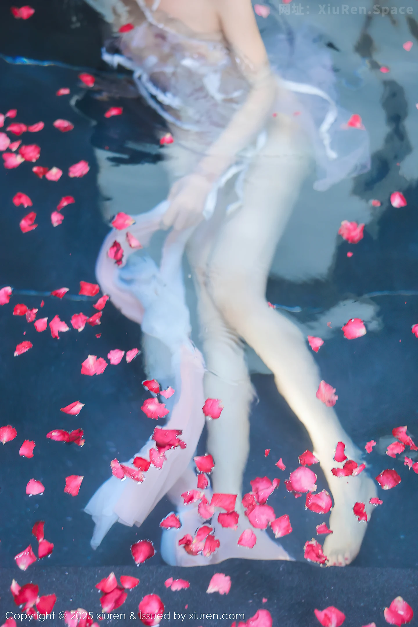 图片[6]-[XiuRen秀人网] VOL.9778 模特桃妖夭浴池场景性感白色薄纱服饰花瓣浴秀惹火身材诱惑写真102P-秀人网官方网站